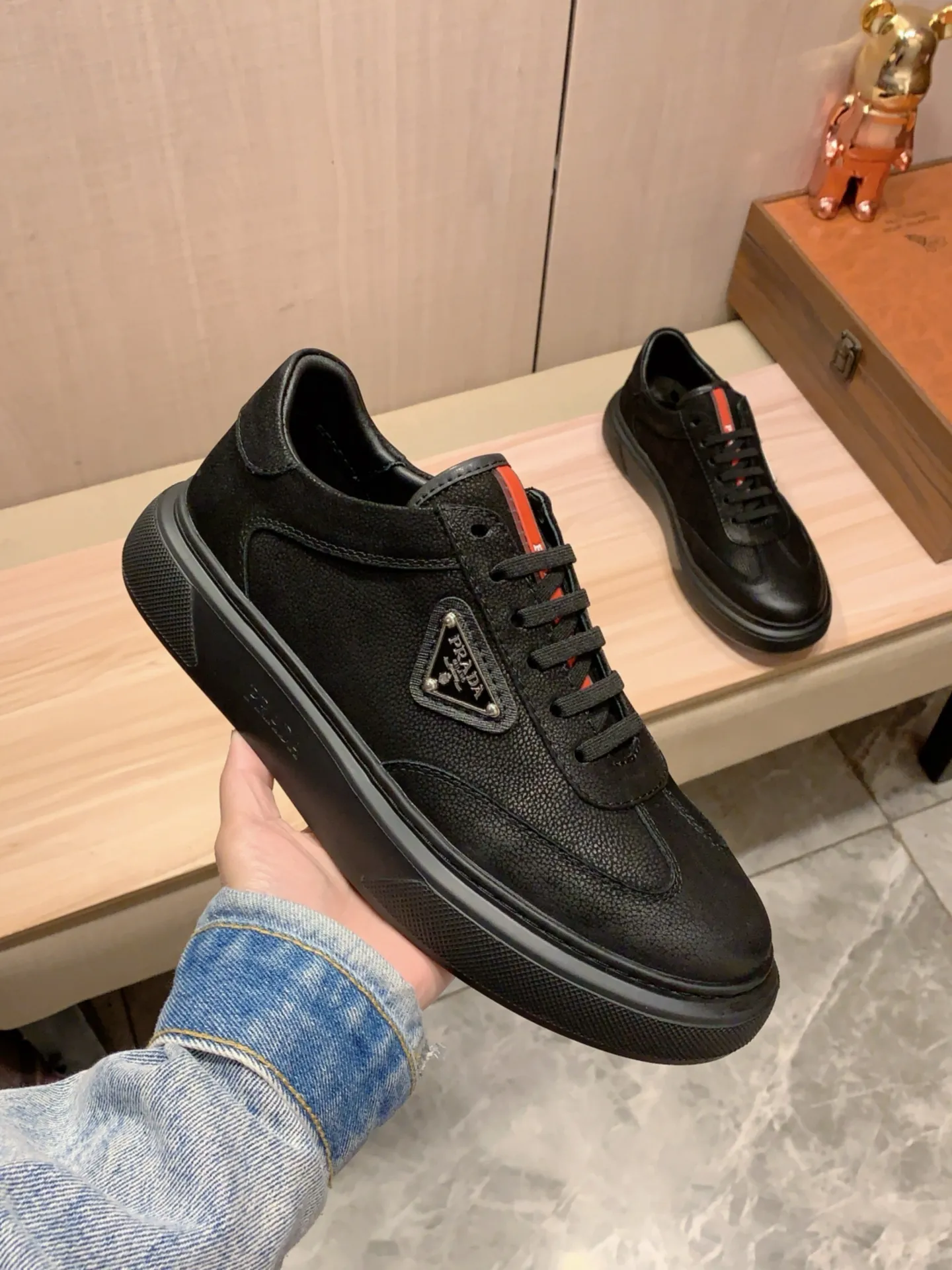New model: Factory price: 460💰💰🎩🎩[Lightning][Lightning] "Prada Men's Shoes 💰pRADA*" The latest and most popular casual shoes, top brands [seduce] luxury~purchase, top~quality. [Strong] The upper is made of imported breathable and polished cowhide material ➕ Breathable sheepskin feet (•) with fine workmanship. The original stylish and stylish soft rubber wear-resistant and non-slip outsole is light and comfortable on the feet. The real thing looks better when photographed in person. 0186: code: 38-44, 4️⃣ colors selected